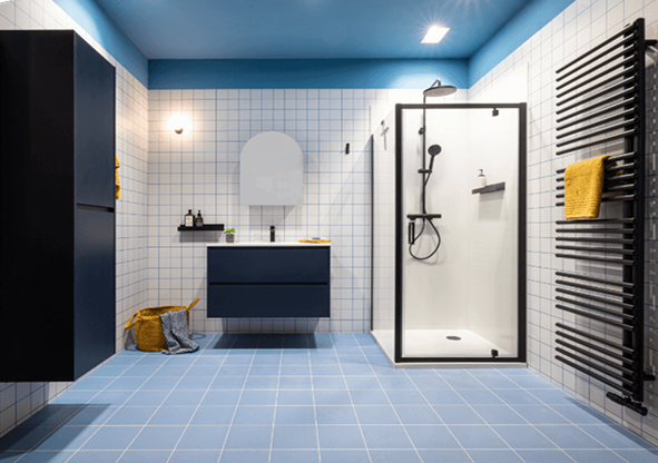 Une salle de bains fraîche en bleu avec des influences scandinaves